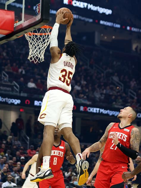 Cleveland Cavaliers score 69 points in first half, beat Rockets 124 .